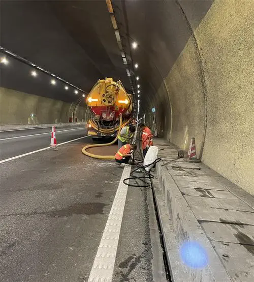 云霄隧道排水渠清淤